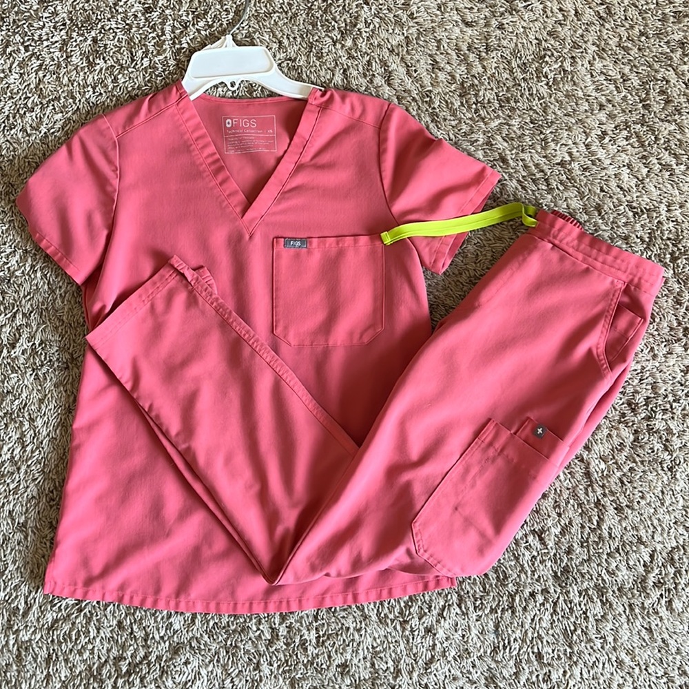 Figs Coral scrubs